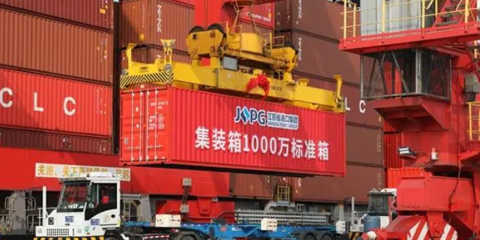 内贸集装箱运输市场需求小幅回落，，，，，本期（2022年12月31日至2023年1月6日）内贸集装箱运价指数环比下跌