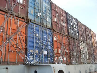 22层楼高的海运集装箱船风浪中屹立不倒是什么原因？？？